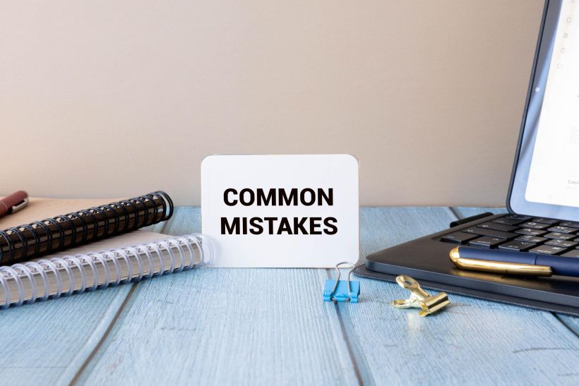 Business card with the inscription common mistakes.