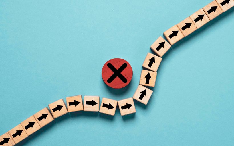 The arrow avoids the “cross” mark that it prints on the wooden block in order to avoid problems and find the optimal solution for the concept.