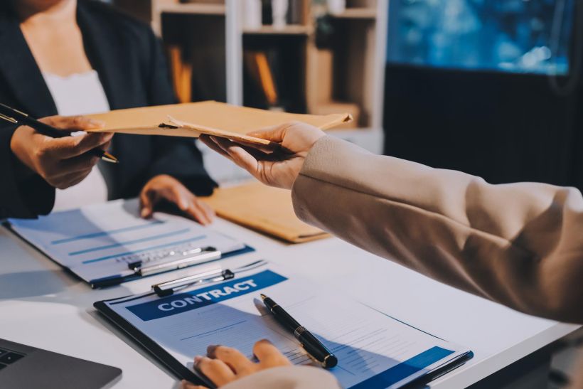 The concept of legal advice. A lawyer or legal advisor listens to and provides advice to business people.